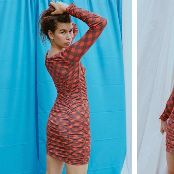 💋 UO Ruched Mini Dress - Picture 2 of 9